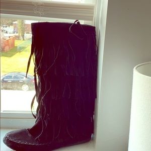 Some pretty boots which is black shingle boots